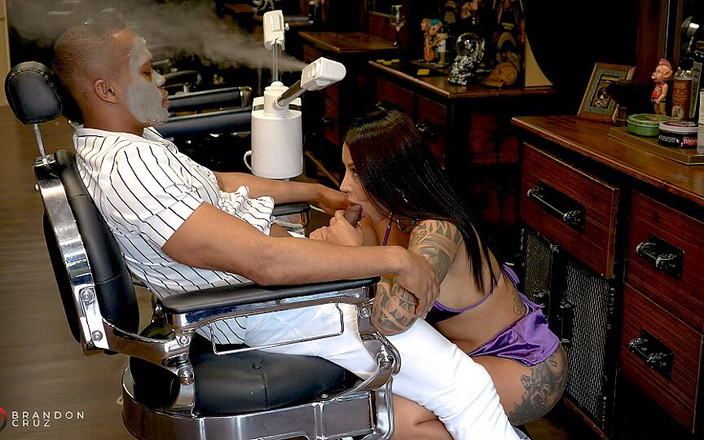 BrandonCruz82: Je baise un coiffeur à gros cul pendant qu’elle me coupe...