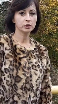 Wanilianna i lager nylons utför en gyllene duschshow på en riskabel plats