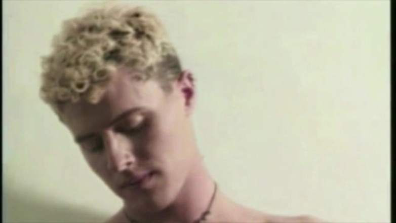 GAY VINTAGE PORN: Porno retro. În sex în lavoar în aer liber