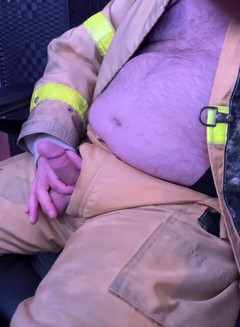 charli: Feuerwehrmann wichsen und kommen