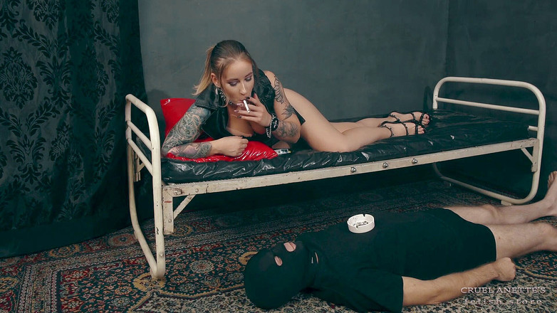 Cruel Anettes fetish world: Staraj się nie kaszleć!