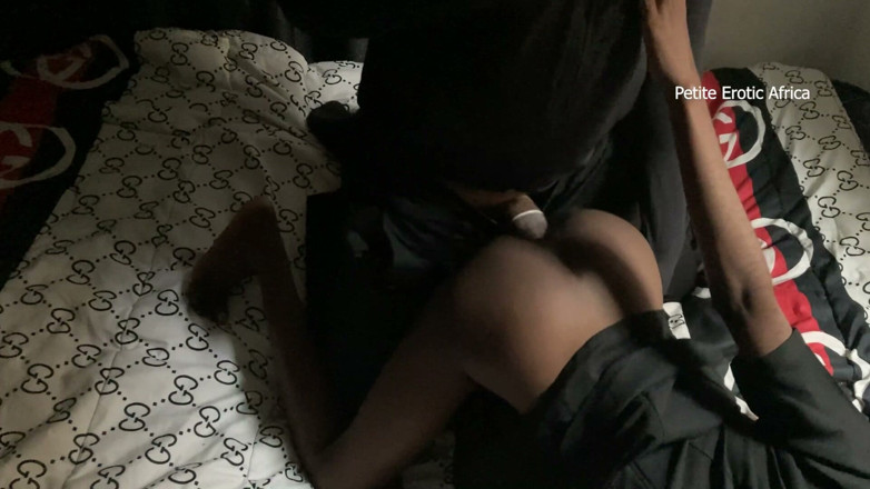 Petite Erotic Africa: Lovet miluje šukání jejího muže