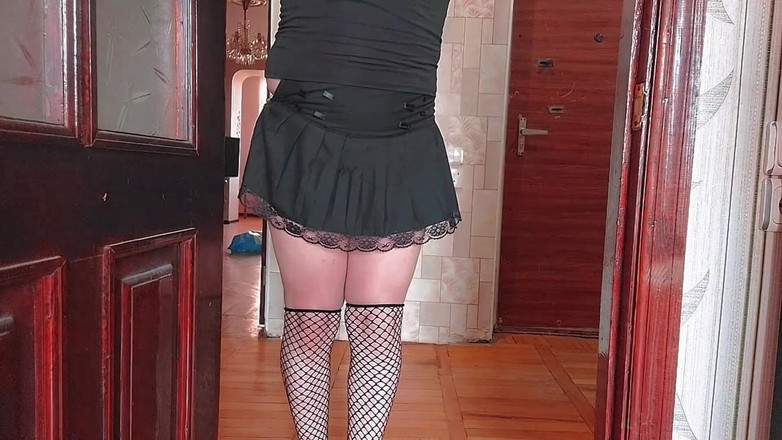 Kitty_Cross: 居心地の良いキッチンでティーを手にする美しいトランスの美女