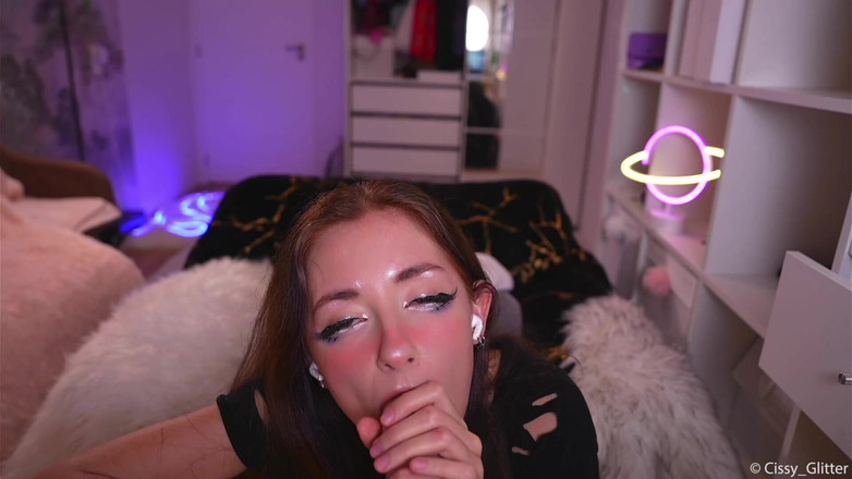 Cissy Glitter: Ahegao kouření a šukání kundičky