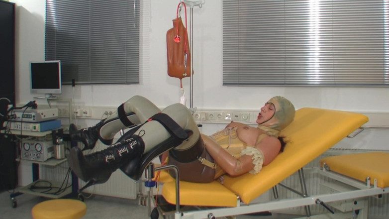 Rubber & Clinic Studio - 1ATOYS: Kinky 2 litre enema in rubber