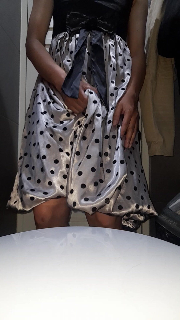 Naomisinka: Crossdresser mrdka na sobě saténové hedvábné polkadot šaty s hedvábnou podšívkou