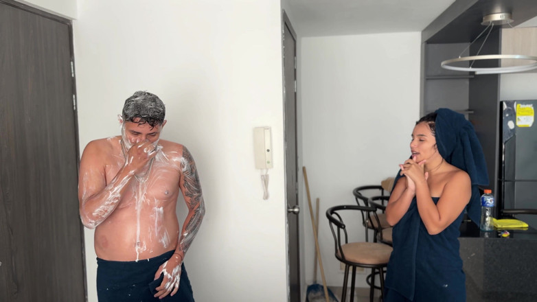 Amateurs productions: Vecina mea curvă îmi cere să mă scald în apartamentul meu ca...