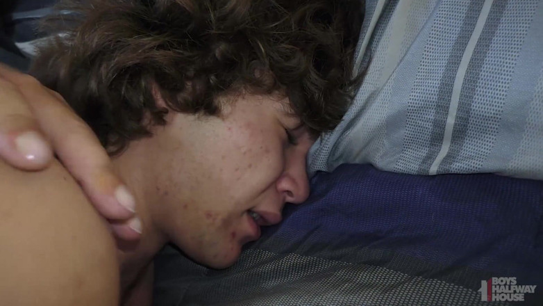 Boys half-way house: Roztomilé twink prosí a křičí, zatímco tlustý dominantní penis si...