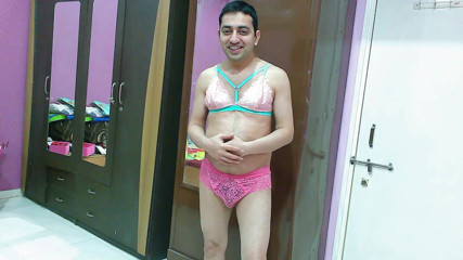 Cute & Nude Crossdresser: Tatlı kadın kılıklı travesti seksi sheer-lace pembe sutyen-külot setinde kendini çok...