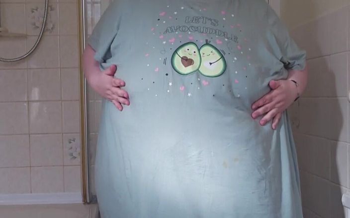 SSBBWLadyBrads: Gioco con la pancia in bagno con sSBBW dea