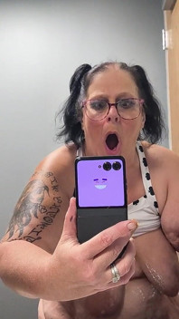 Tetas flácidas esfregando seu clitóris
