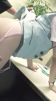 Šéf tajně šuká sexy japonskou teen sekretářku Ruri Shinoharu v její chlupaté necenzurované kundičce