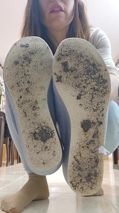 dafnedenoch: Sám se snažím, učím a masturbuji latinsky