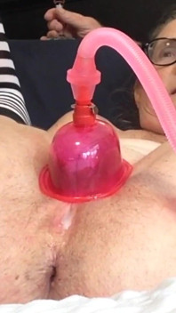 MiLF calda gode di una pompa di figa trasuda eiaculazione femminile cremosa