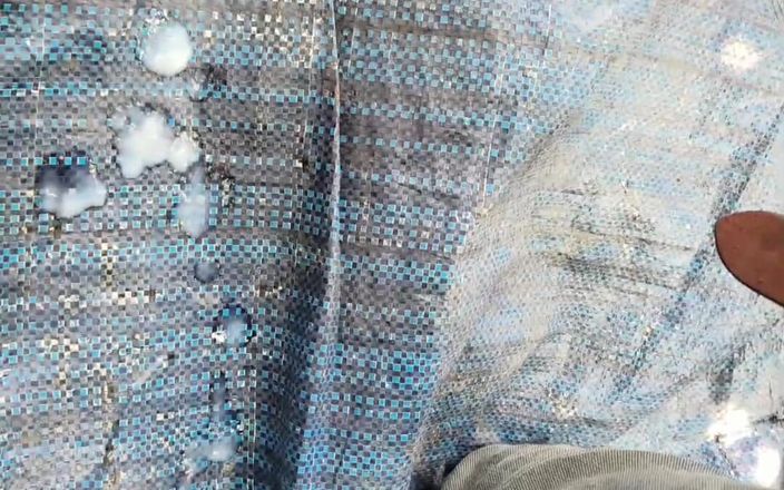 Surj9s: Хлопець мастурбує на очах у мачухи вранці