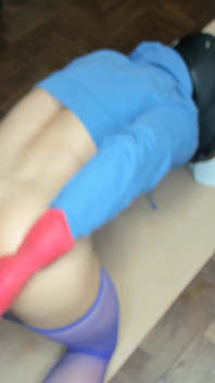 Duży biały tyłek w pełni akceptuje czarnego dildo