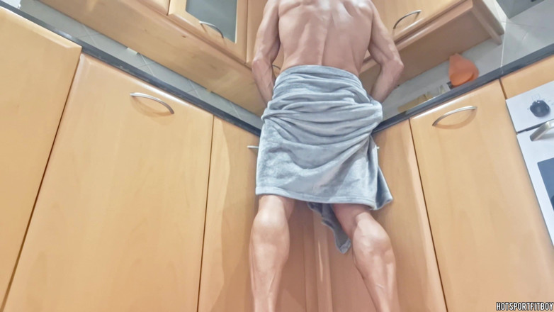 Hotsportfitboy: Angajata mea casnică a fost surprinsă pe cameră atingându-i pula și...