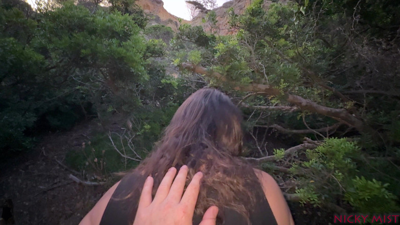 Nicky Mist: Cumming en mis bragas cum en coño al aire libre...
