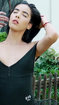 Bono hermosa chica Kubera Fortuna con cuerpo perfecto