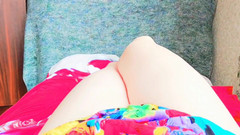 Kitty_Cross: Krásná Shemale se usmívá, zatímco se opírá o cherry tree