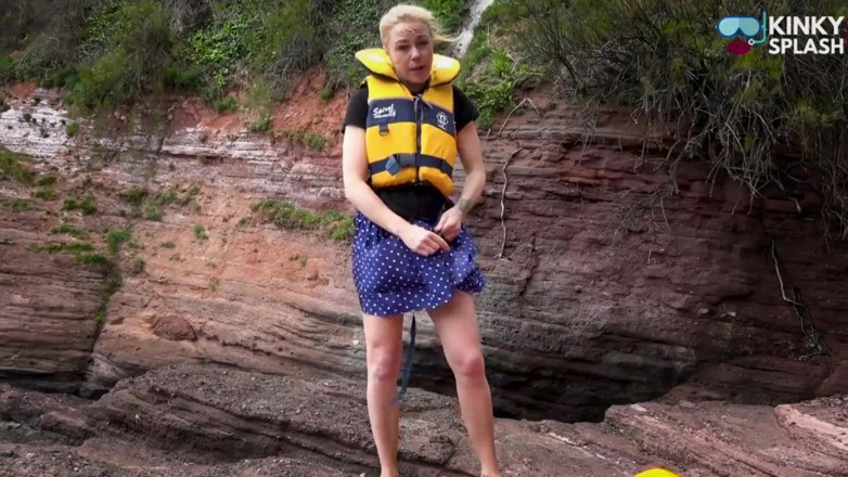 UKCuteGirl Lucy Lauren: Auswahl der sexiesten Lebensjacke, um nass zu werden