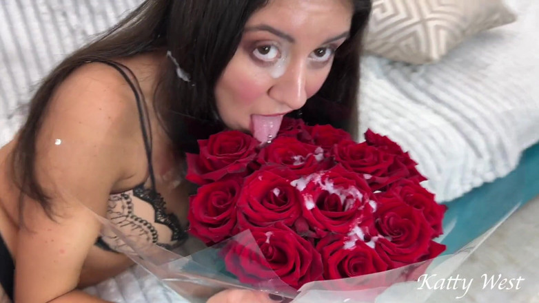 Katty West: 丈夫在她的情人送给她的玫瑰上操了不忠的妻子的肛交和射精