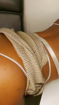 Збуджена секретарка трахається на офісному столі