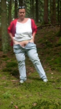 Jen Está Meando En El Bosque