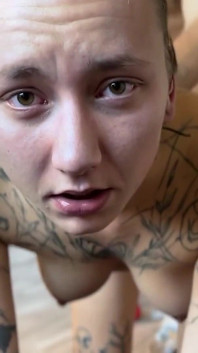 Děvka šuká do zadku a opaskem odřízla vzduch