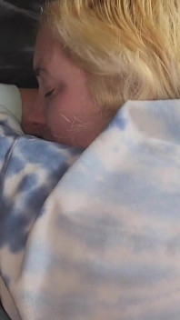 Er hämmert meine muschi und fingert meinen arsch, bevor er mich mit sperma füllt - Mama_foxx94