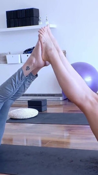 Sesi Yoga yang sangat peribadi. Seks bertiga yang sengit dengan mainan xxl