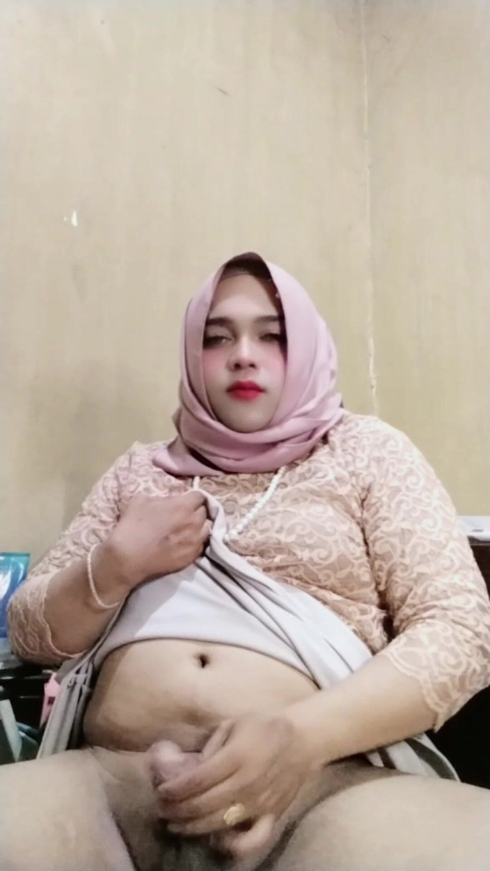 Ivvy Crossdresser: Crossdresser bertudung Ivvy melancap sehingga pancutan mani