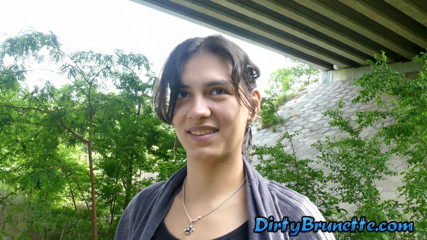 Dirty Brunette: Převlékám se venku a snažím se čůrat