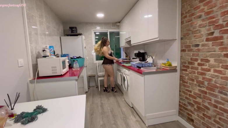 Your fantasy studio: Služka uklízí s prdy