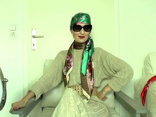 Lady Victoria Valente: Satin scarves với váy đan màu be