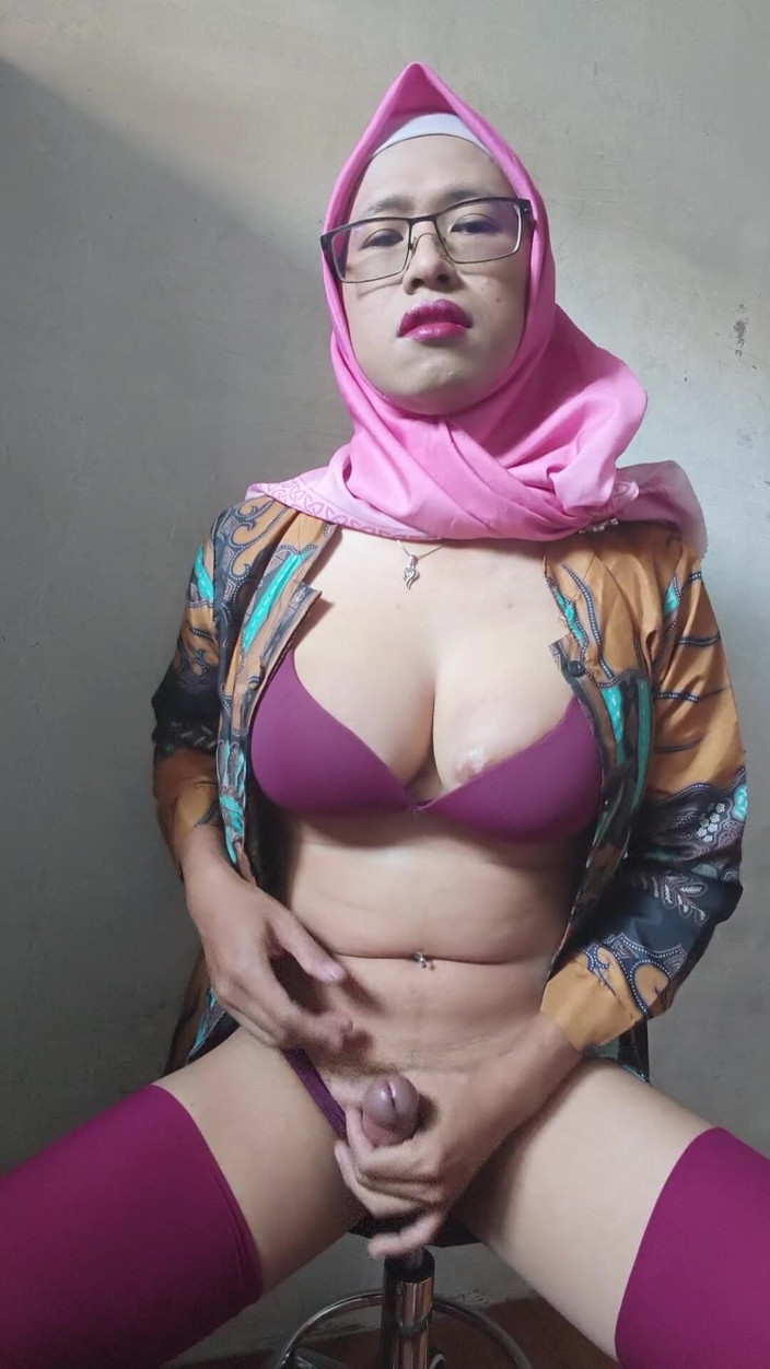Mitha Zhe: Hijab Shemale Jerking off Her Huge Dick