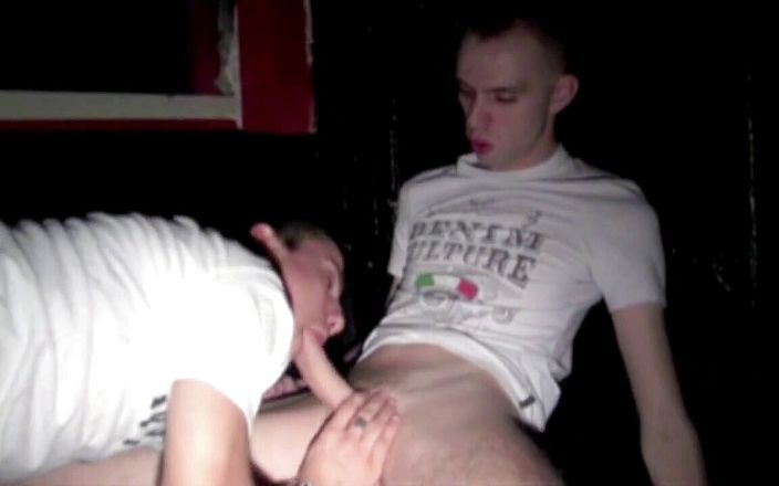 Gaybareback: Twink在jockstrap中被顶级scally男孩用来做爱