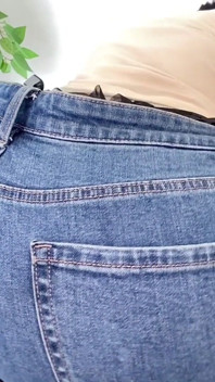 MILF gemuk kentut dalam seluar jeans