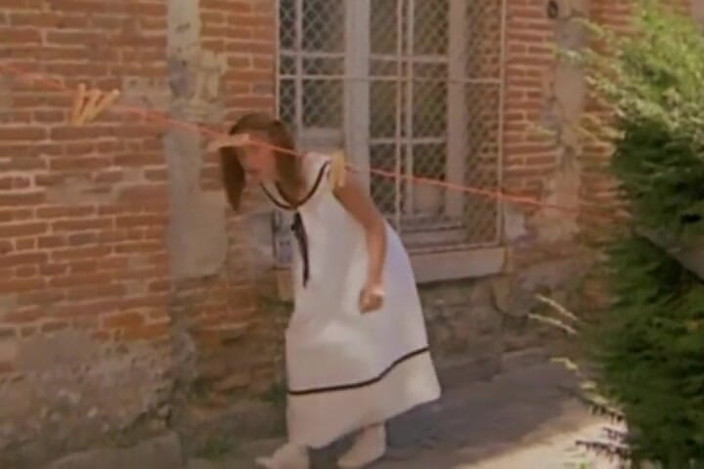 European Classics: Alice recebe uma palmada do padrasto