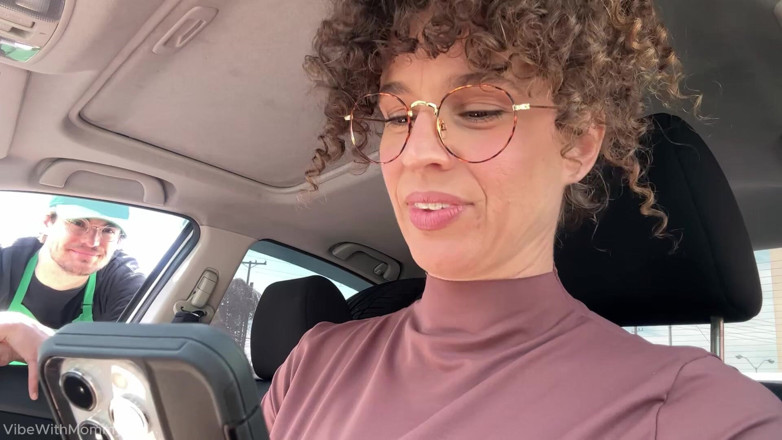 VibeWithMommy: Kıvırcık saçlı kraliçe kahveci çocuğu alıyor