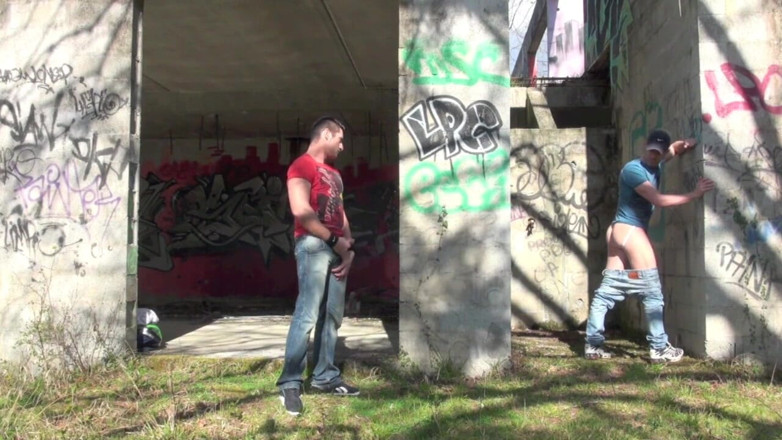 YOUNG FRENCH DUDES FUCKERS: Sexy bottom used by top discreet in outdoor place