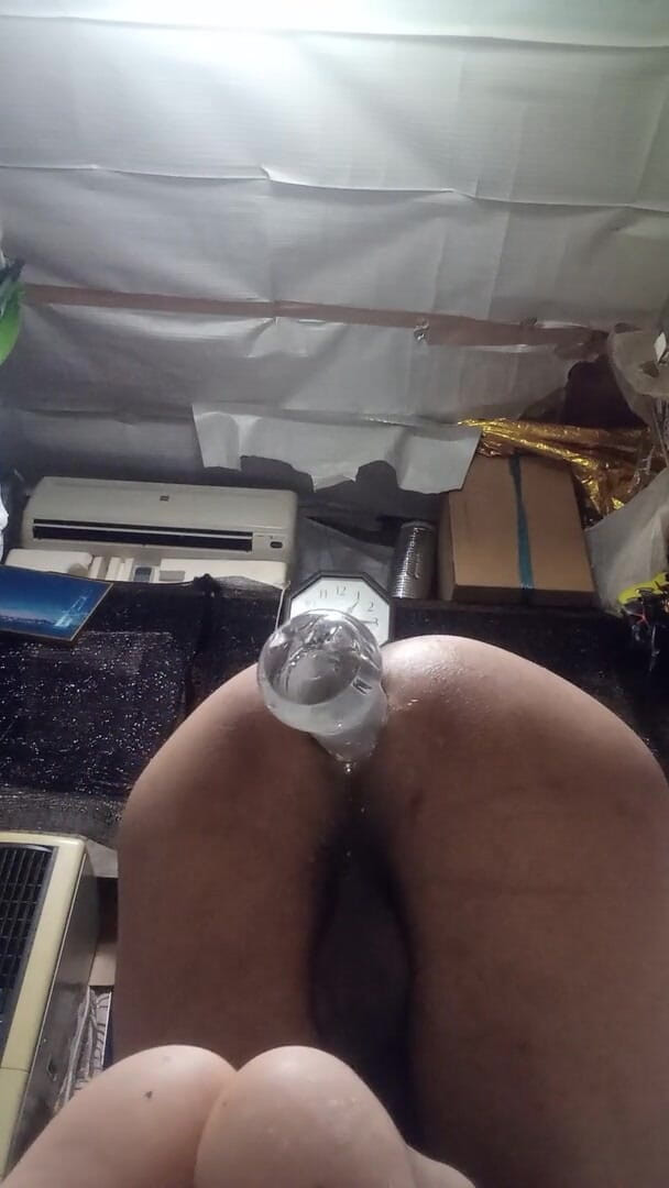 Osiritikubi: Szklany dildo wystarczająco duży dla tego tyłka