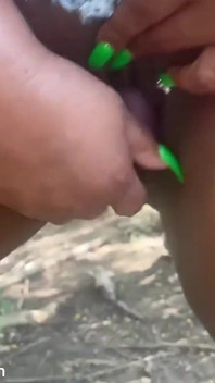 Scopando la mia figa all'aperto gemendo Orgasmi squirting