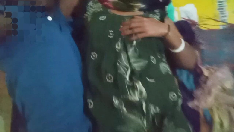 Bengaliauntykichut: デシの古い隣人の友人の叔母がロマンチックな気分で自分の部屋に行ってセックスされました