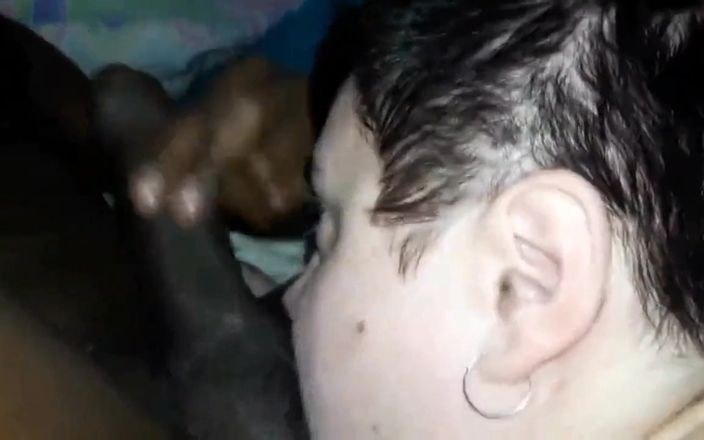 Real homemade BBW BBC porn: Cewek sange ini lagi asik nyepong kontol raksasa pria kulit...