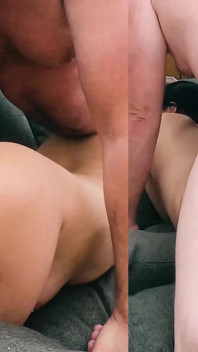 Britney Mason в на диване в гостиной