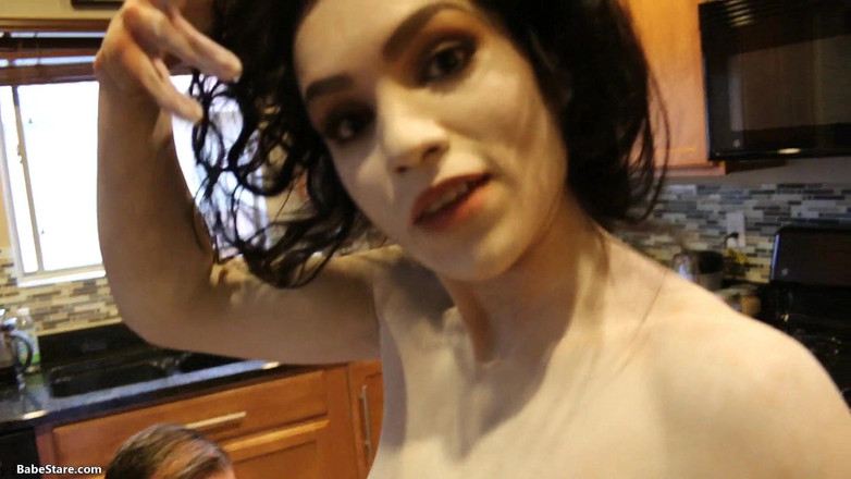 Babe Stare: Tia befriedigt einen seltsamen fetisch für dieses solo-video