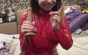 Larisa Cum: Ik speel in een rood latexpak met mijn lichaam, streel...