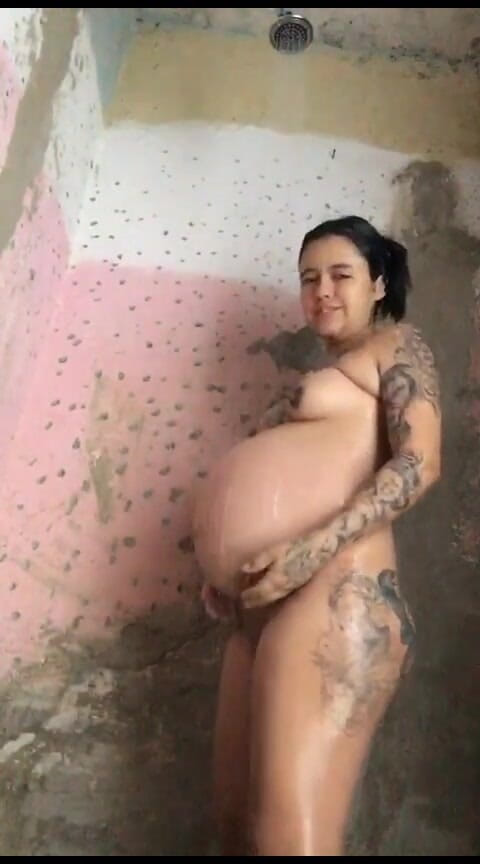 Dalyla: Te Gusta Como Me Baño Mi Panza Gigante