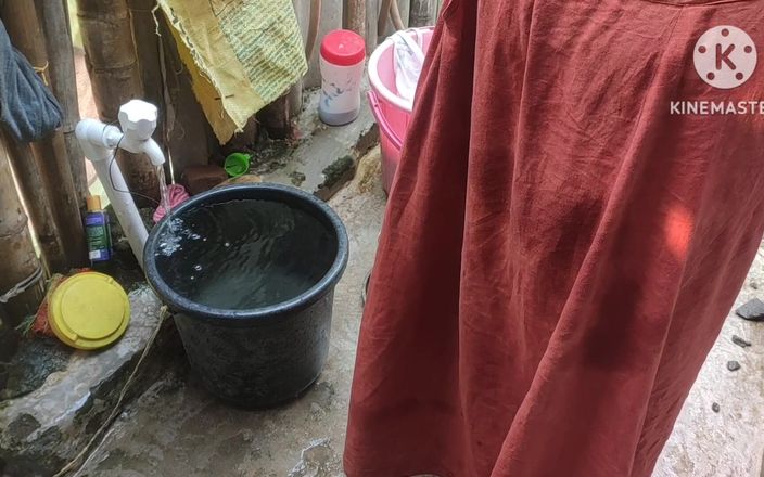 Anit studio: Wanita India mandi di luar ruangan